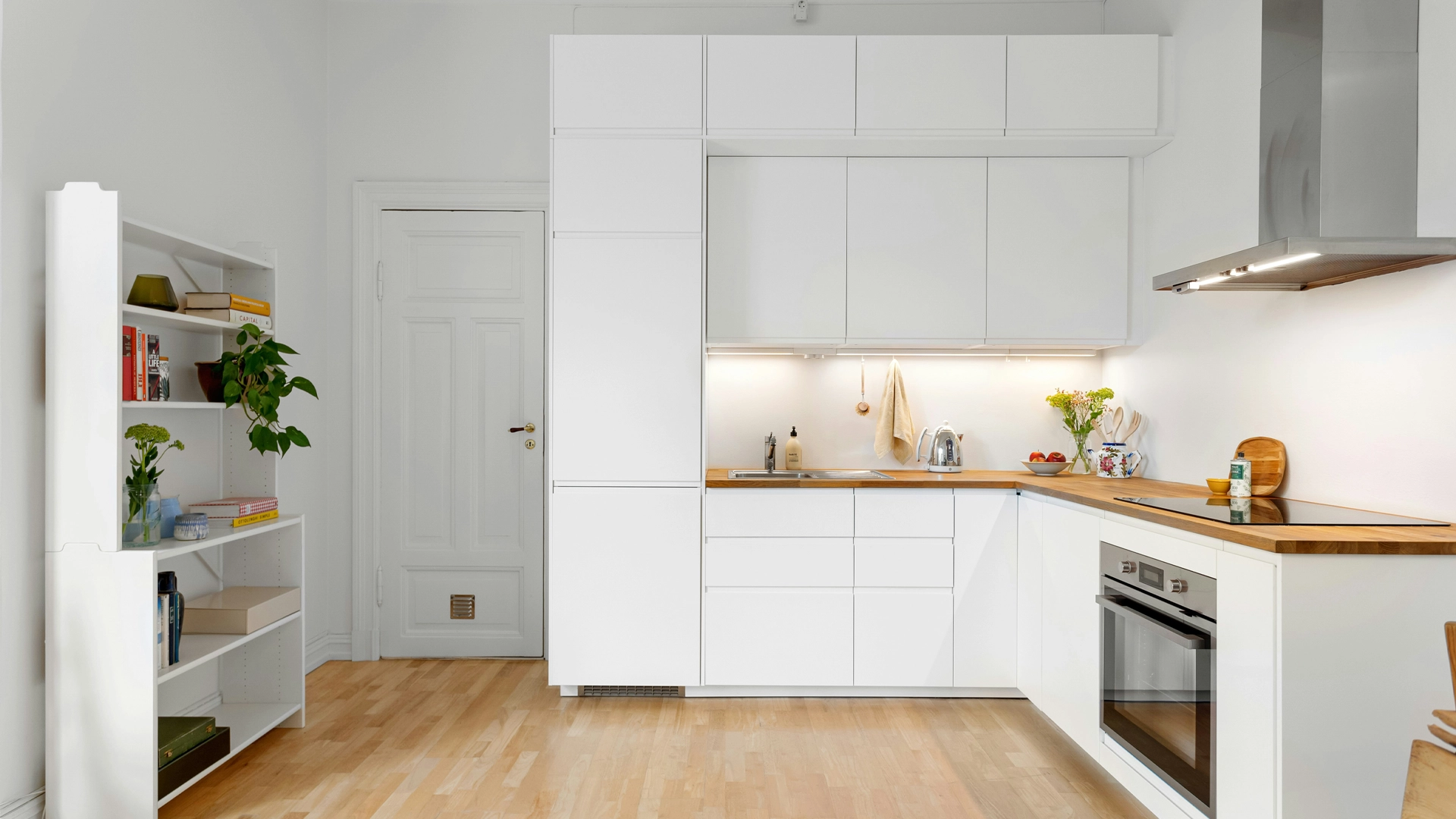 Cocina pequeña personalizada con distribución compacta y equipamiento integrado