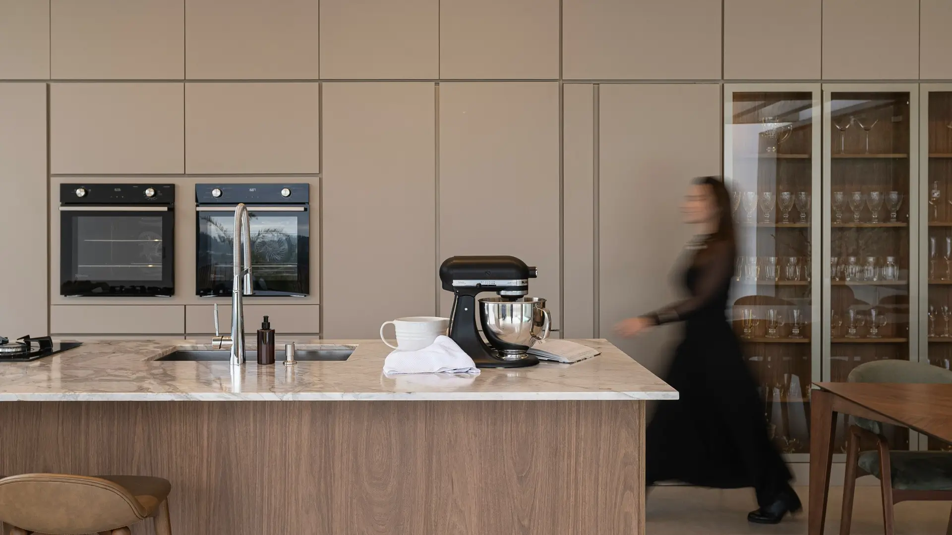 Cocina premium amplia con isla central y acabados de alta gama