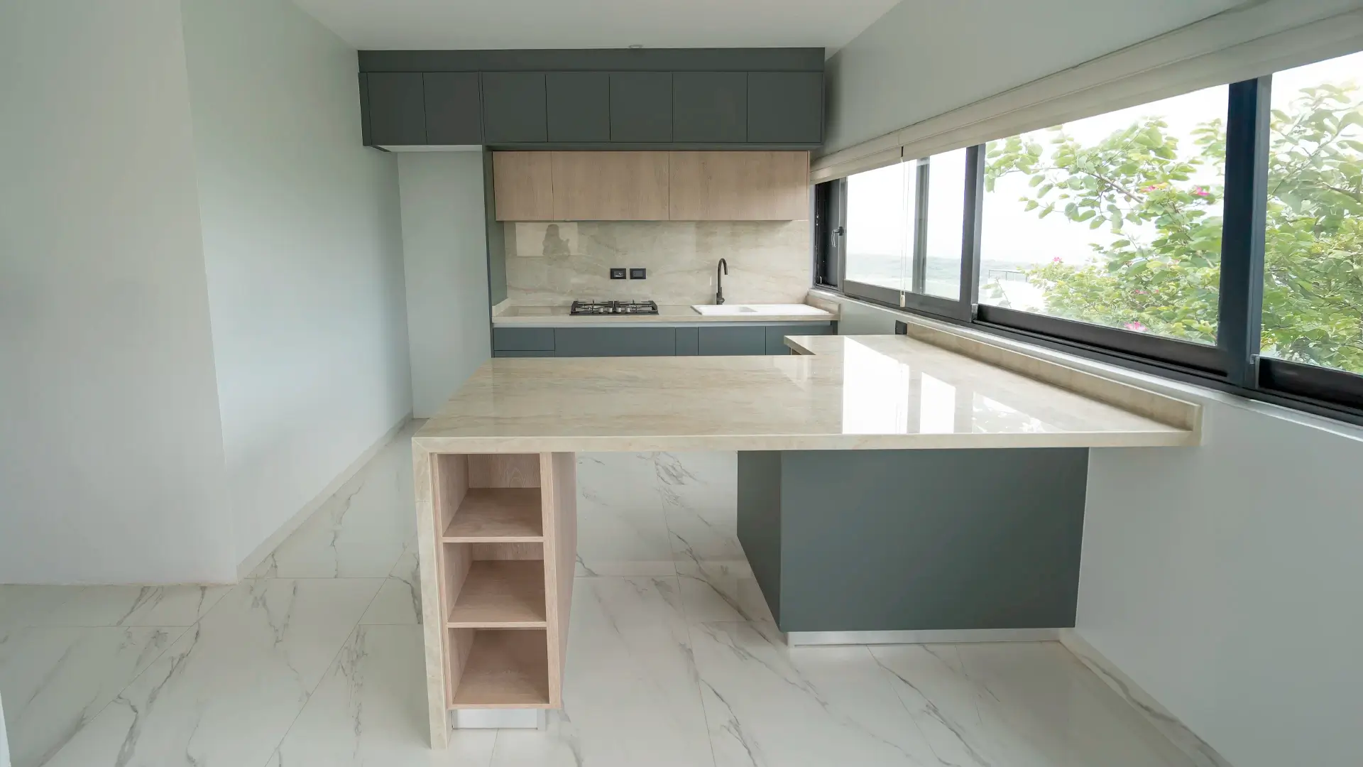 Cocina integral moderna con península y cubierta de piedra en Querétaro — Casa Iktan