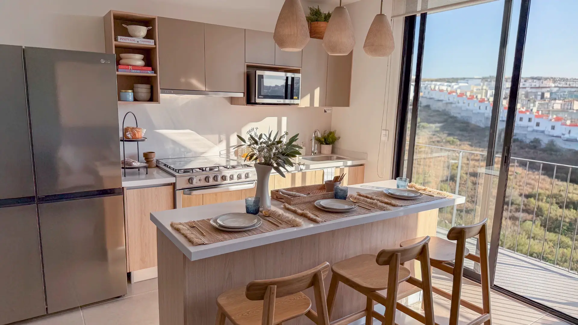 Cocina integral moderna con isla desayunador en Querétaro — Casa Iktan