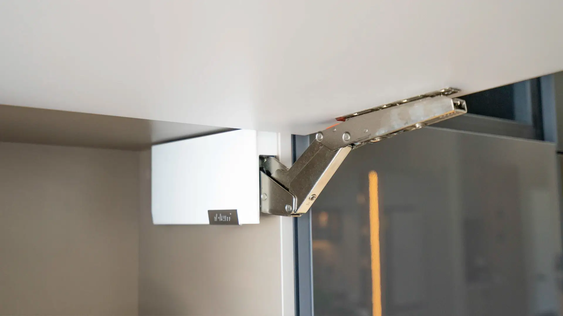 Herrajes y sistemas con bisagra elevable