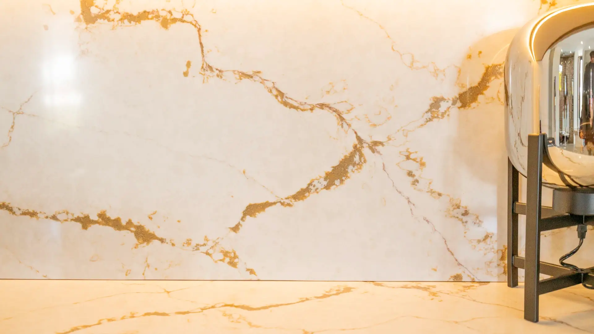 Superficies de trabajo en Silestone con veta dorada