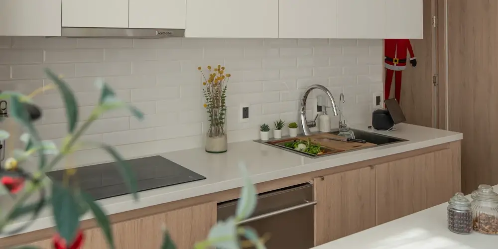 Cocina integral con tarja monomando y cubierta blanca en Querétaro — Casa Iktan