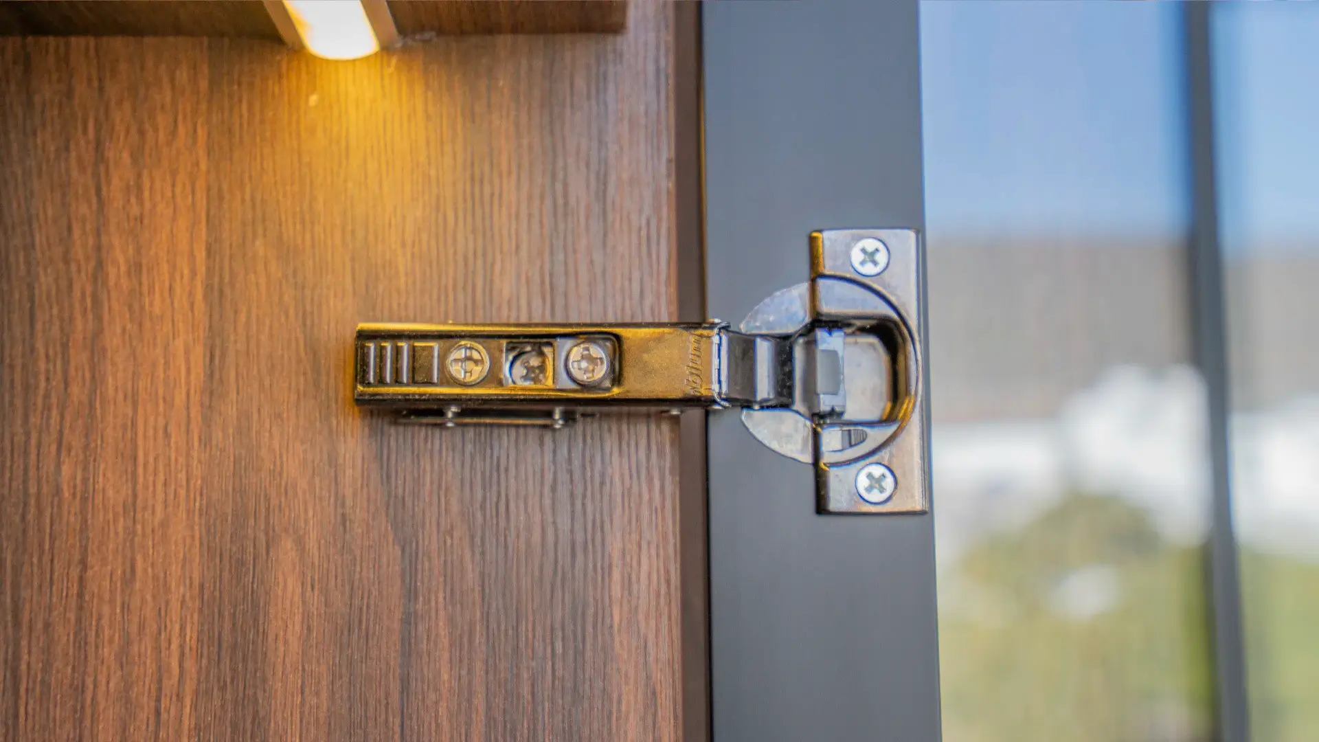 Bisagra con cierre suave para puertas de closet