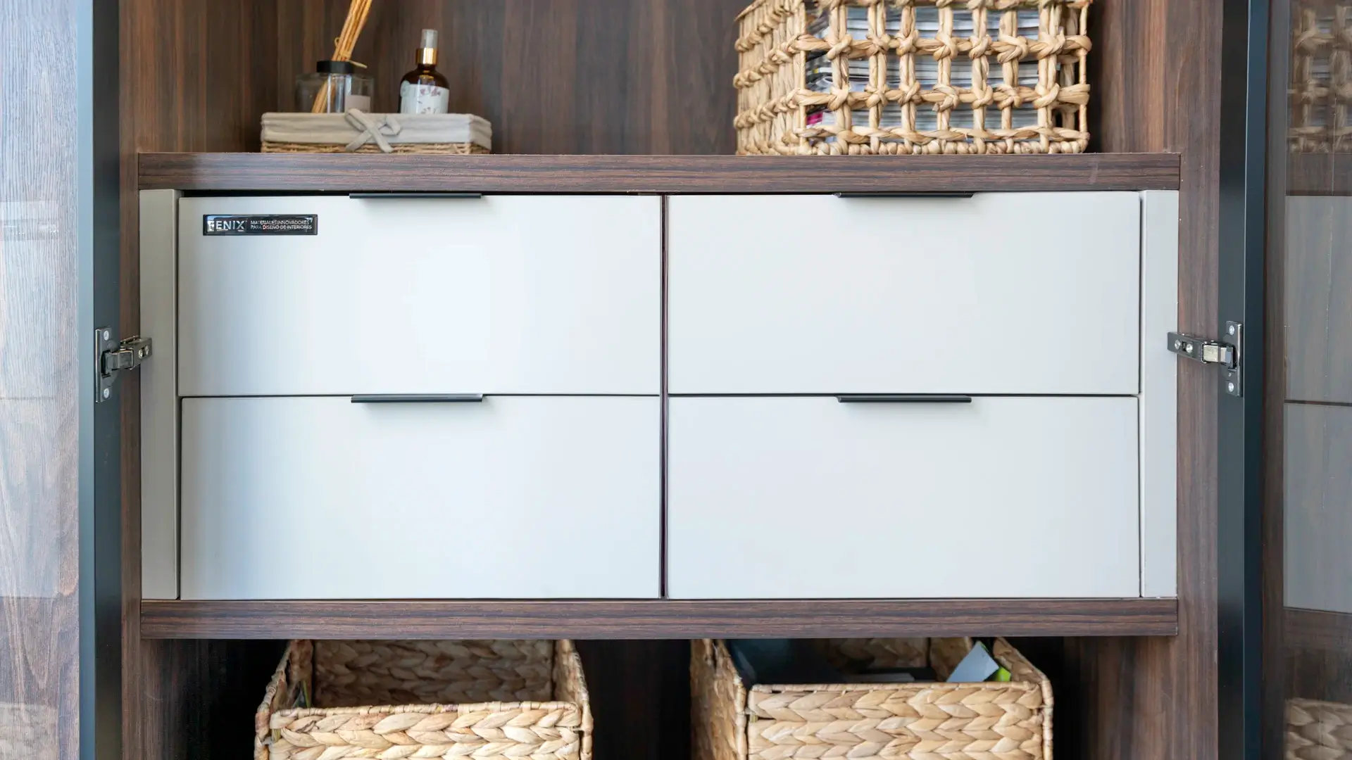 Cajonera con acabado Fénix en closet