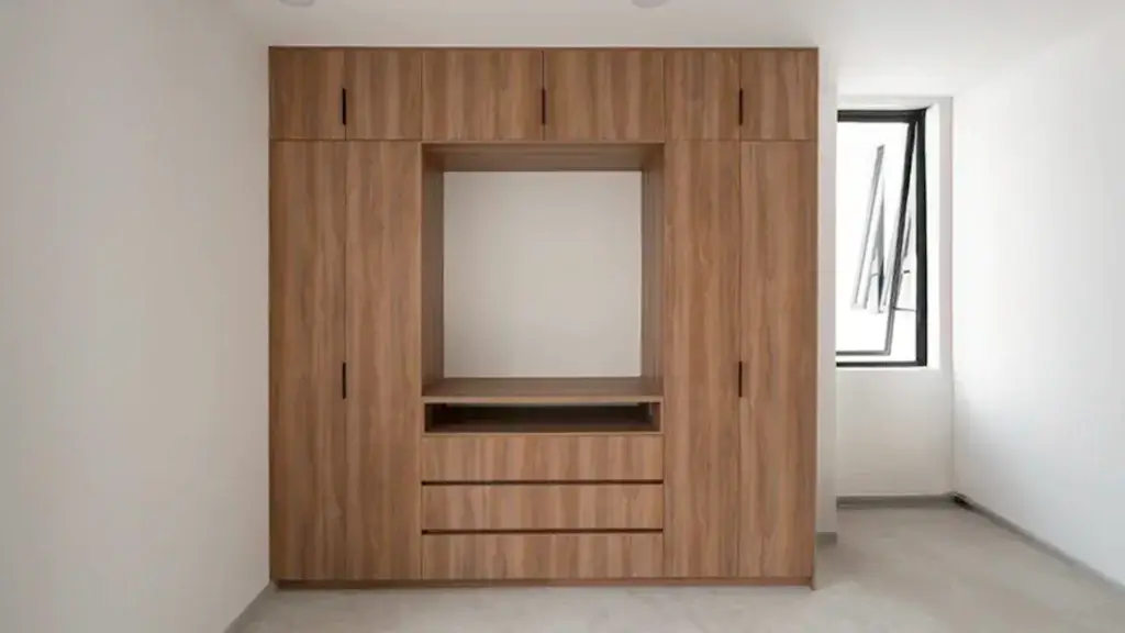 Clóset a medida en melamina con cajonera central y espacio abierto tipo tocador