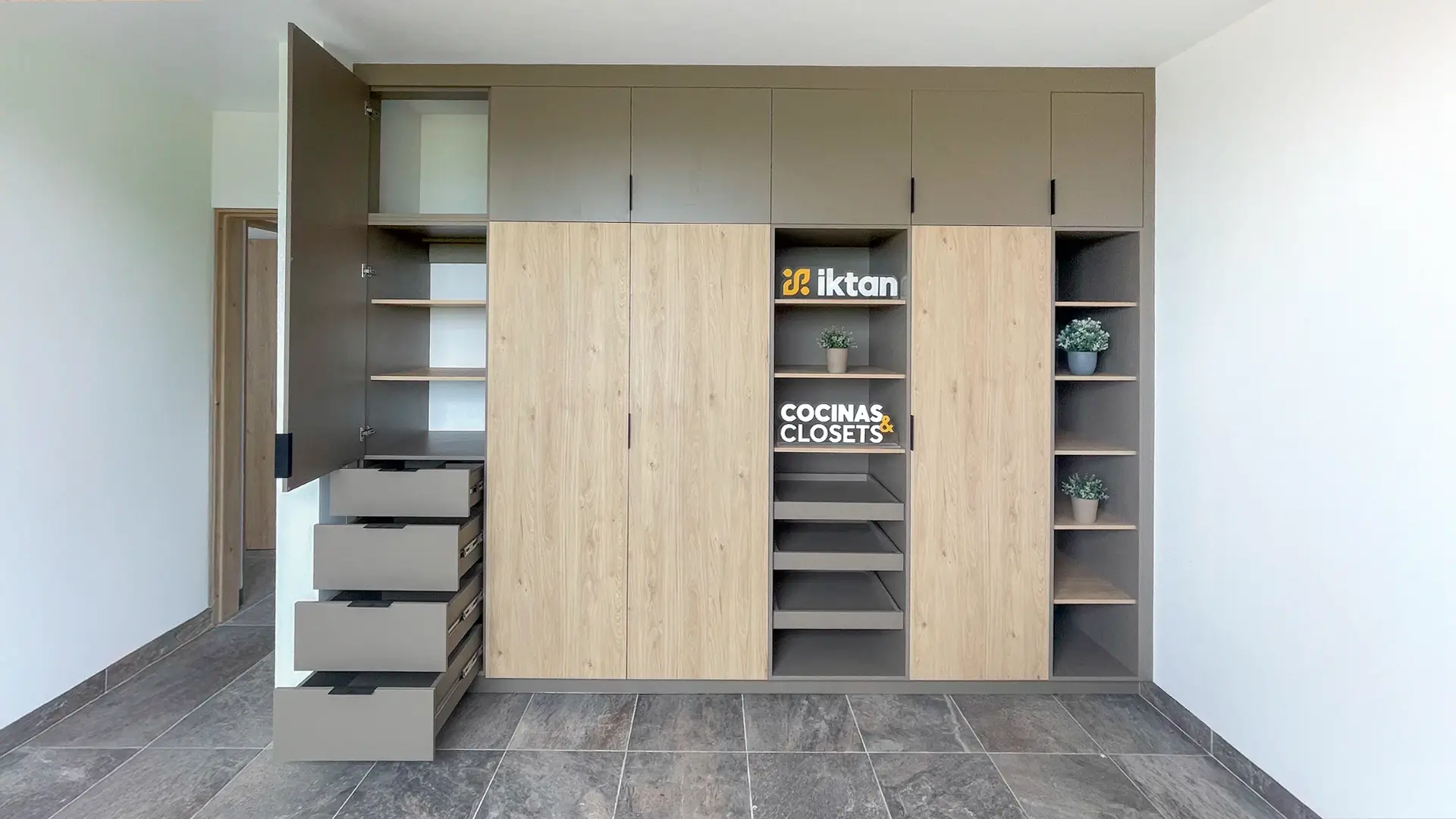 Clóset a medida con puertas, repisas y cajonera en Querétaro — Casa Iktan