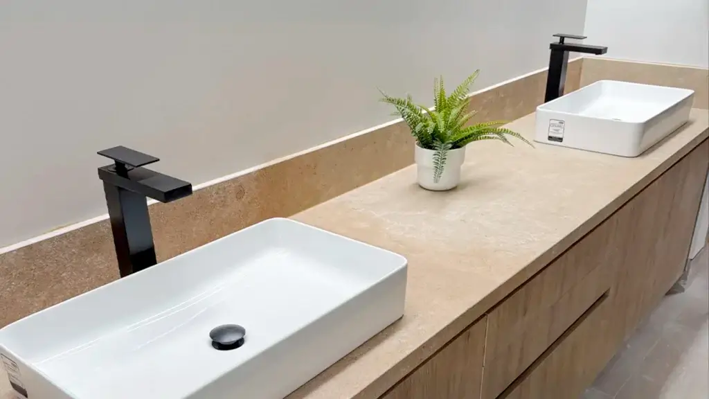Mueble de baño doble lavabo con grifería negra y cubierta beige