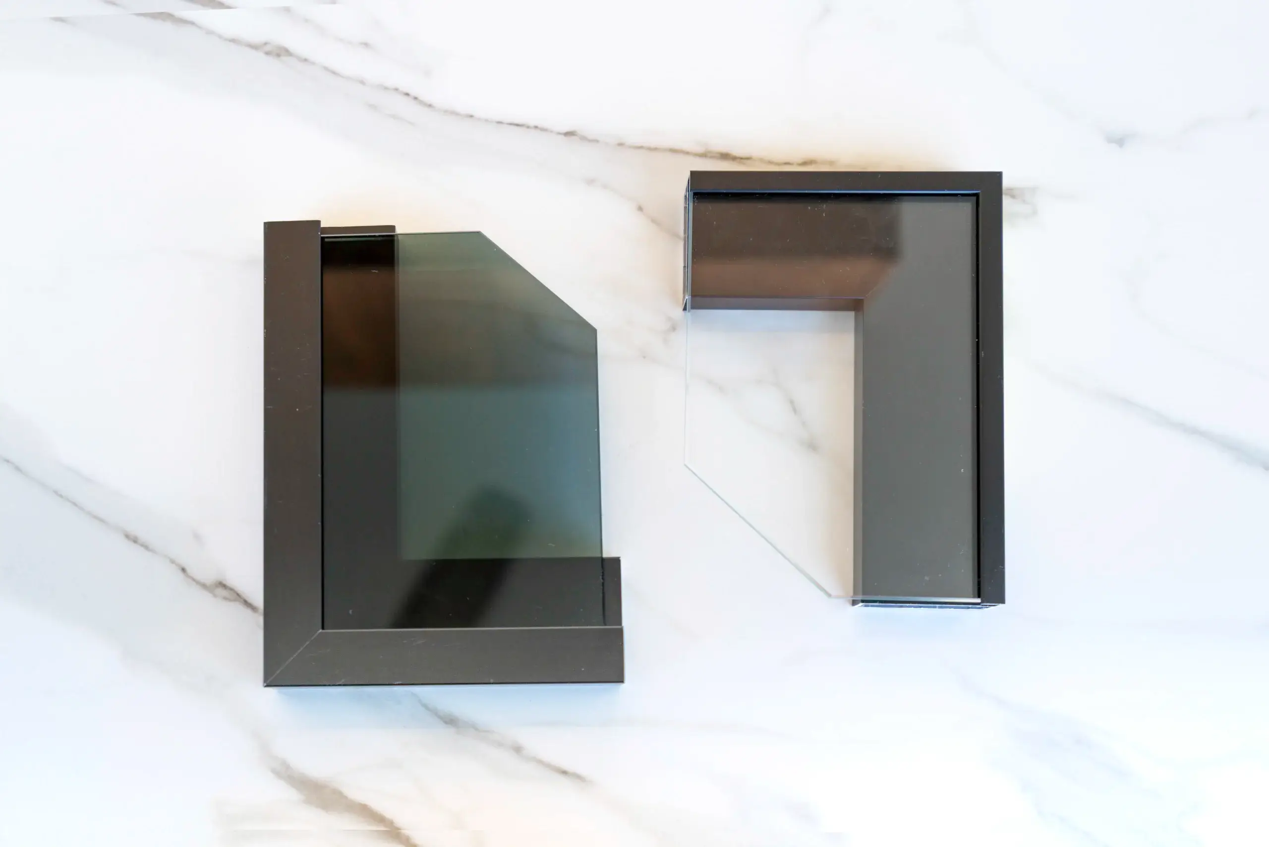 Puerta de vidrio ahumado con marco negro en closet