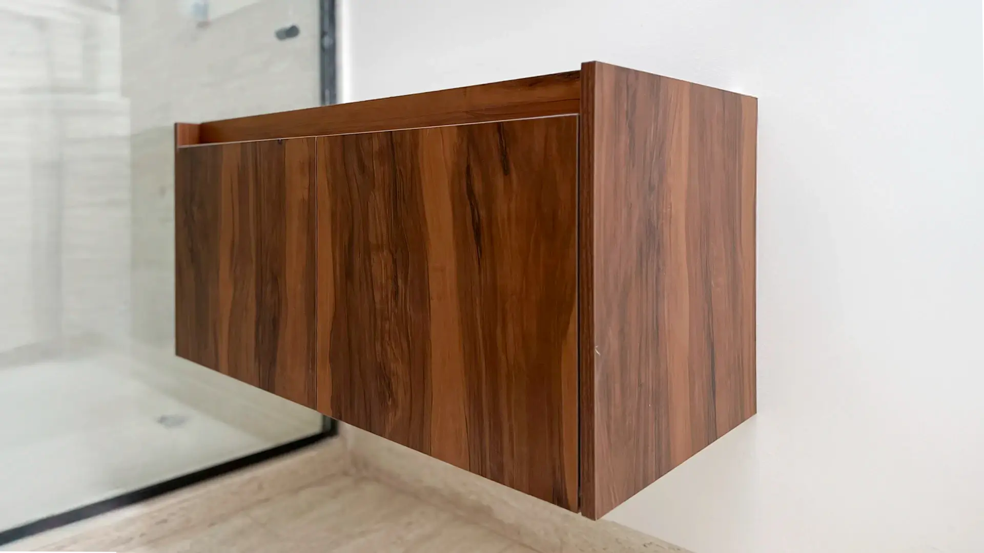 Detalles que prolongan la vida útil: vanity flotante con acabado en madera nogal