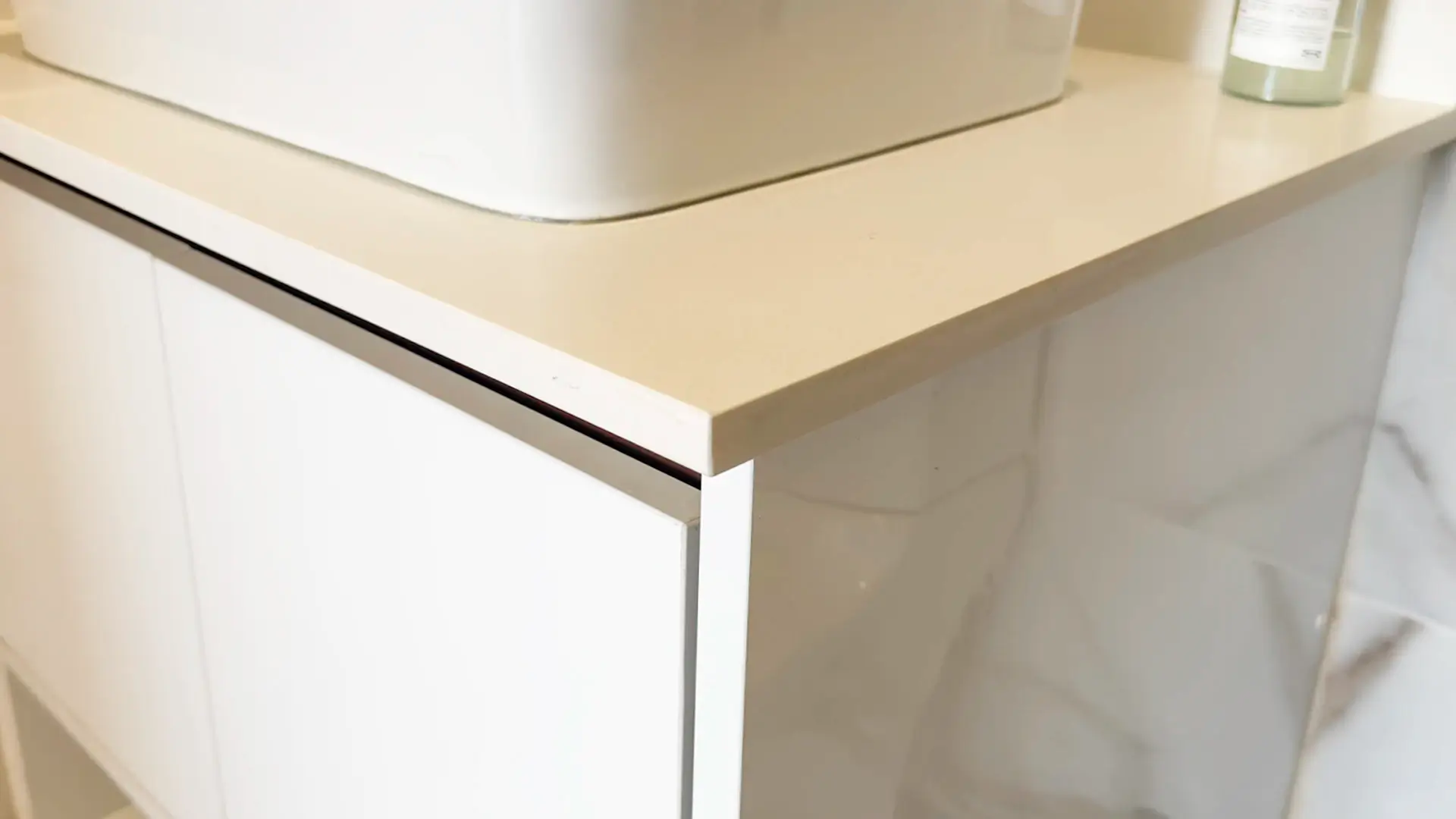 Uniones y sellos protegidos en vanity: detalle de cubierta y sellado