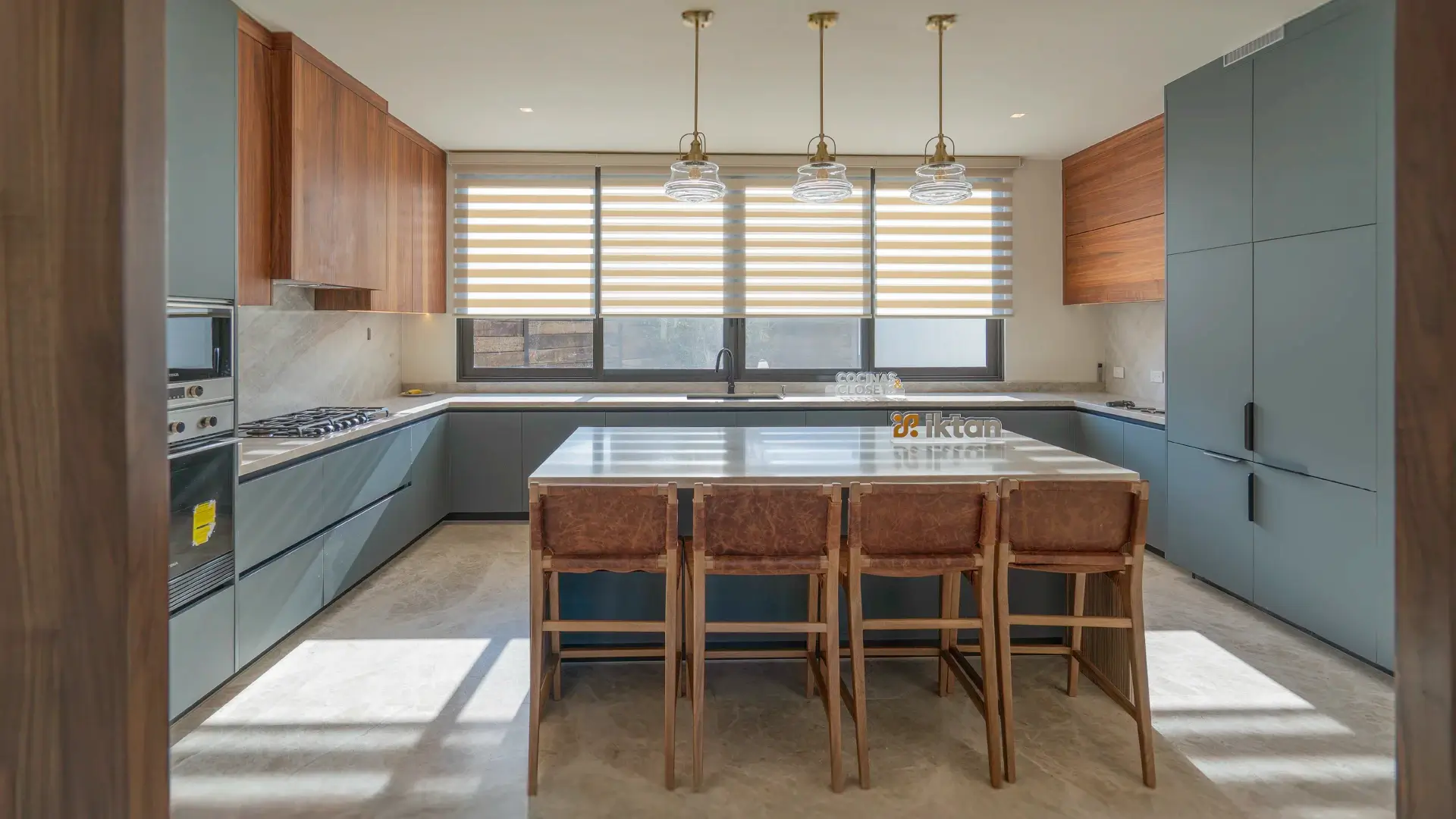 Casa Iktan: cocina integral Fenix verde Comodoro con enchapado natural en Querétaro