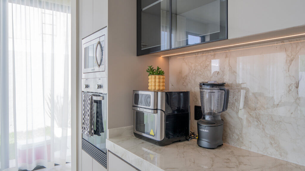 Cocina a medida con diseño personalizado inspirado en tendencias internacionales para una casa en Querétaro