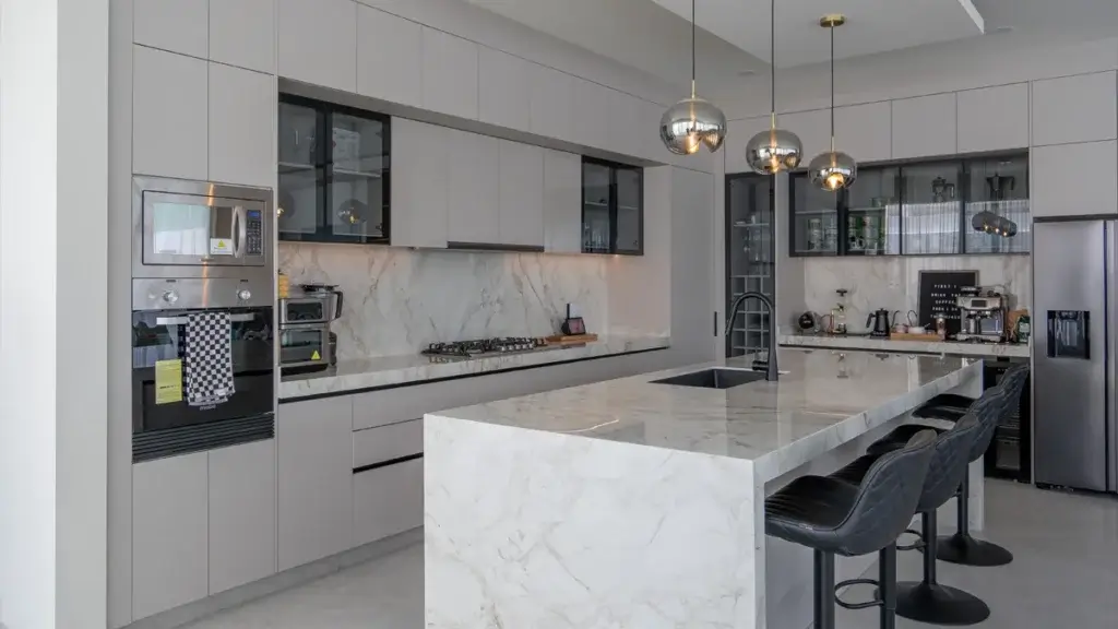 Cocina abierta integrada al comedor y sala en una casa moderna de Querétaro