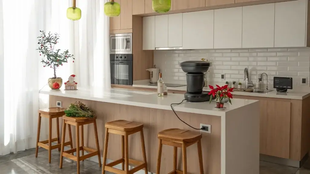 Cocina moderna a medida en Querétaro con diseño funcional, materiales sobrios y almacenamiento integrado