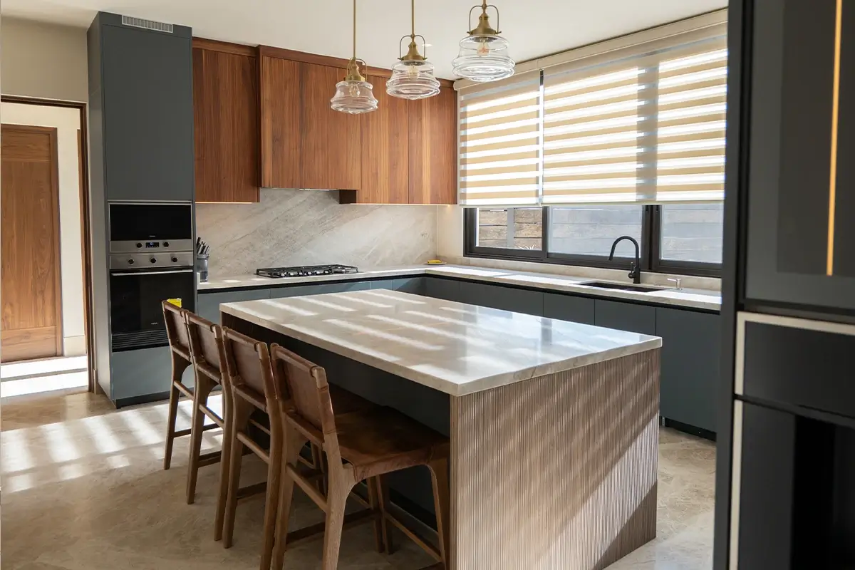 Cocina como refugio emocional del hogar con diseño cálido y espacio de convivencia