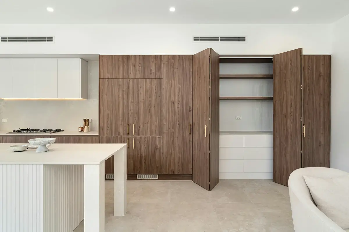 Almacenamiento interior en cocina moderna para mejorar el uso diario