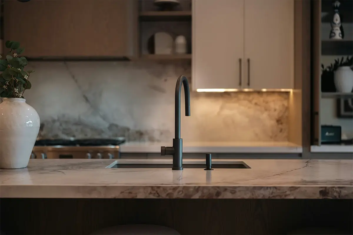 Cocina a medida para remodelación con materiales modernos y distribución funcional