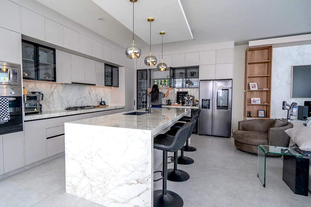 Cocina abierta integrada al hogar como lugar de unión familiar