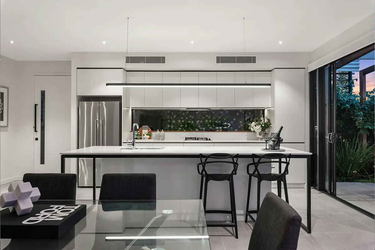 Cocina abierta o cerrada con distribución funcional para una casa moderna