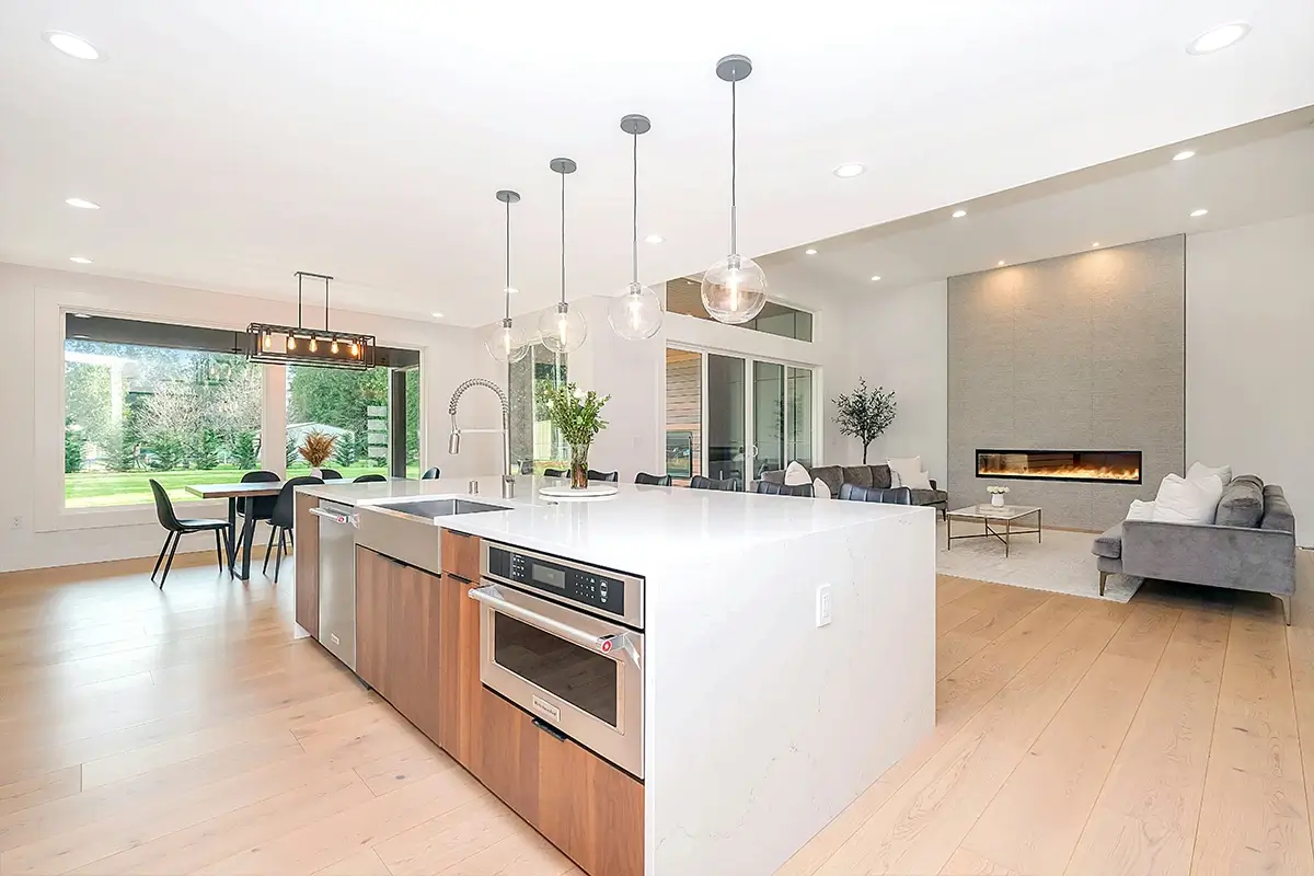 Cocina abierta integrada a sala y comedor con diseño cálido y funcional