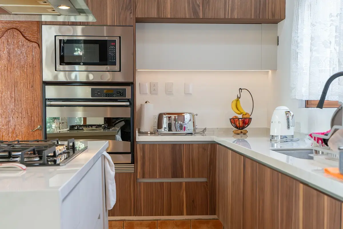 Cocina a medida en Querétaro con materiales cálidos, iluminación suave y diseño funcional