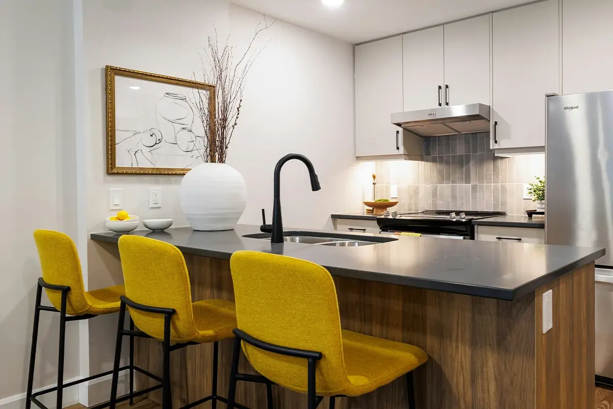Cocina con isla y barra integrada como punto de convivencia familiar