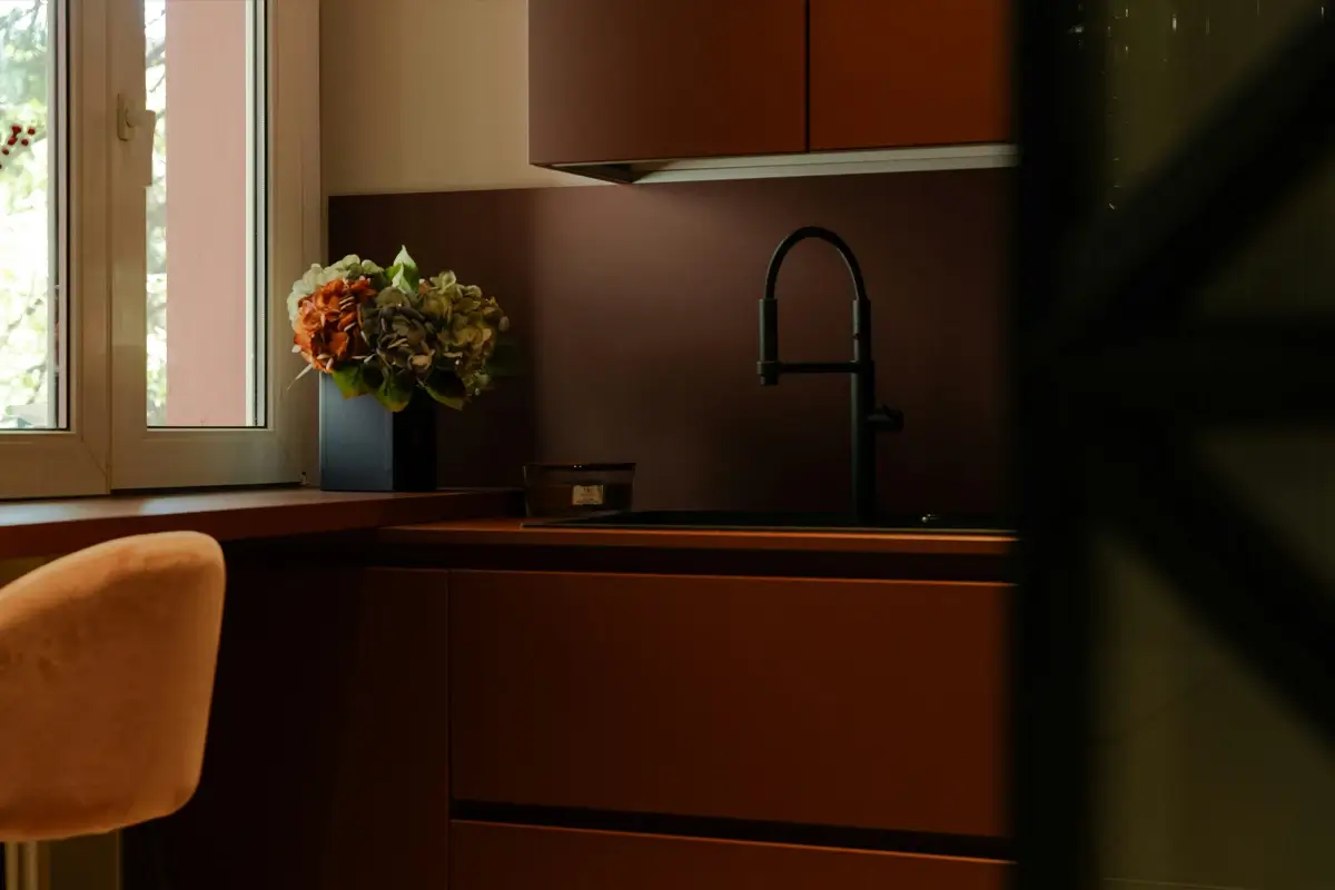 Cocina contemporánea con tonos terracota y ocre aplicados en detalles de diseño interior