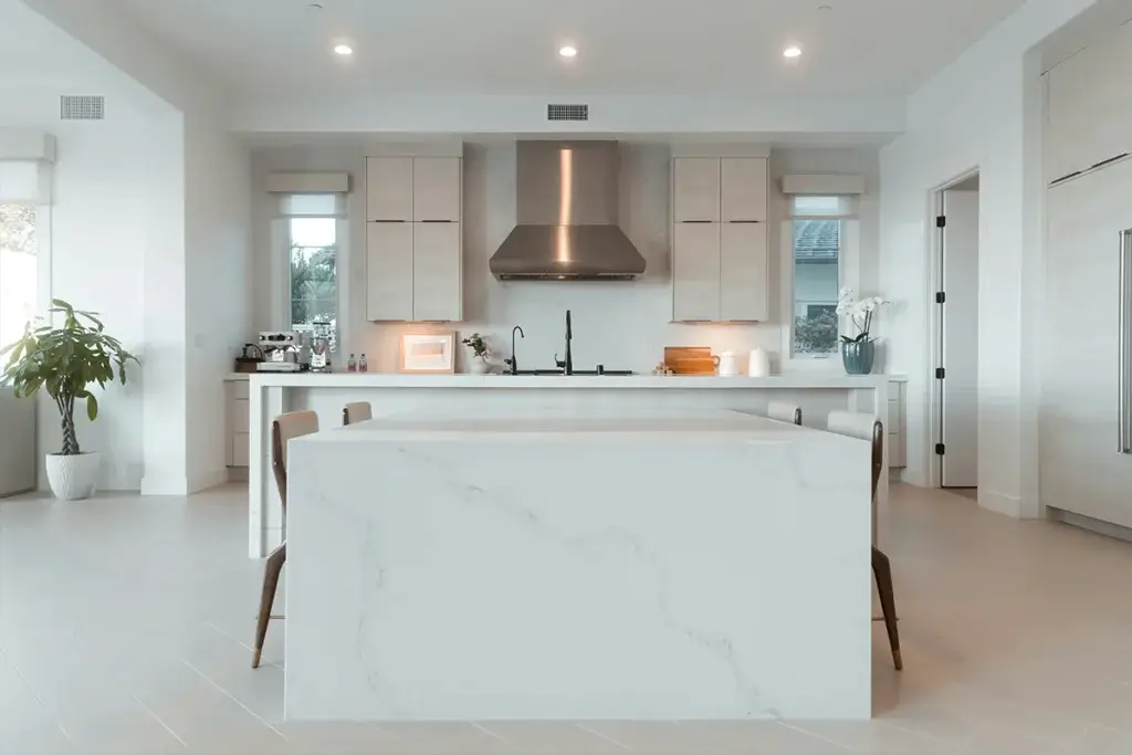 Cocina moderna donde la distribución define la comodidad antes de una remodelación
