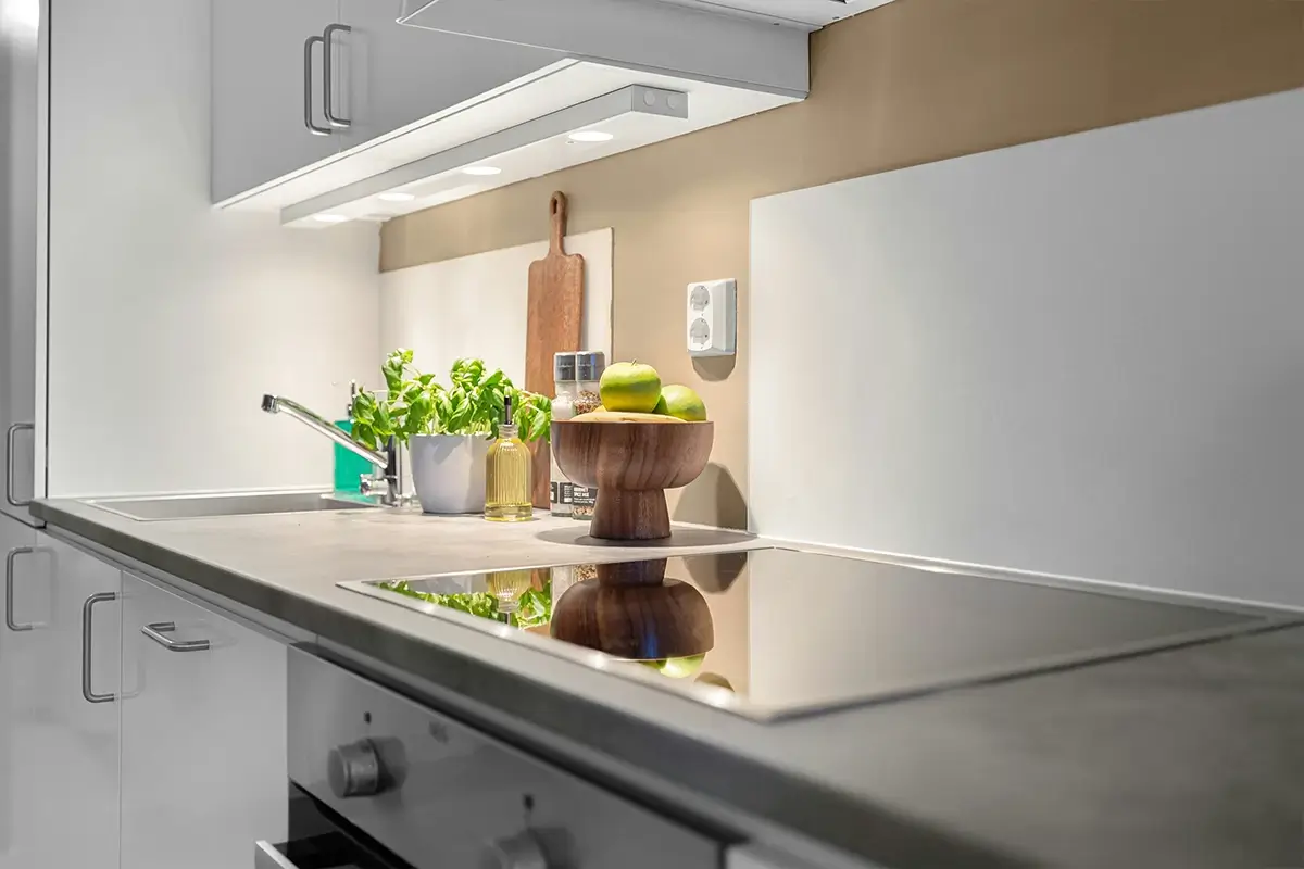 Isla de cocina diseñada como zona de preparación con superficie amplia y circulación cómoda