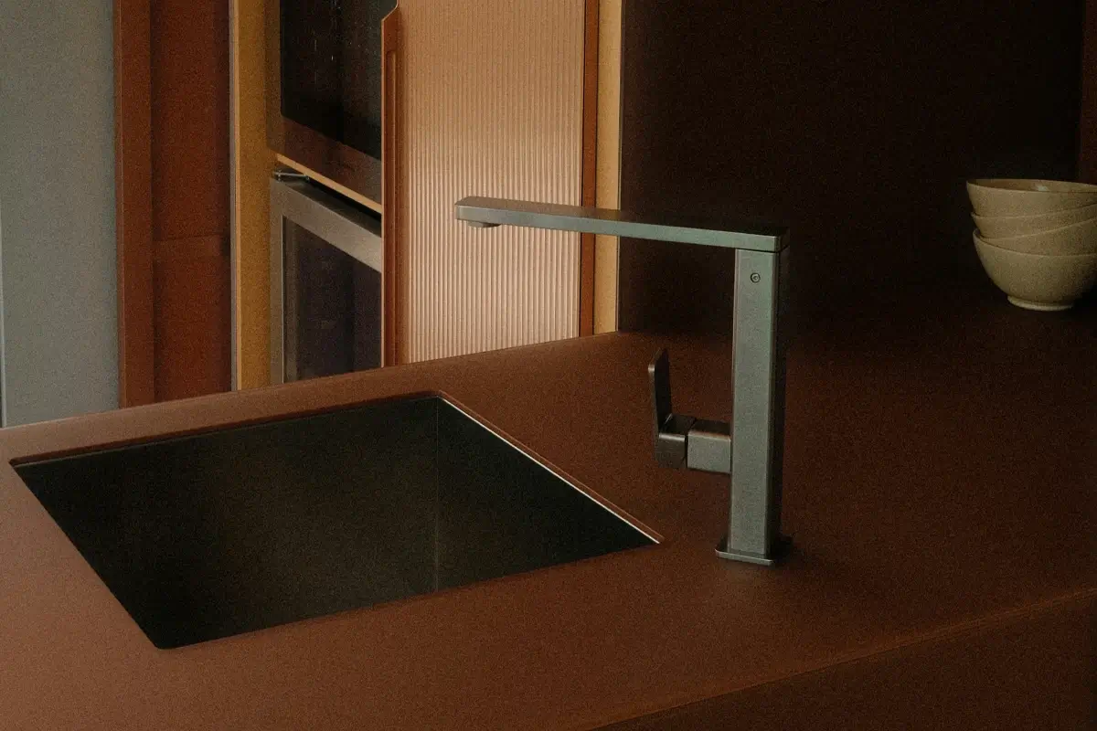 Paleta de tonos terrosos con ocre, terracota, albaricoque y chocolate cálido para diseño de interiores