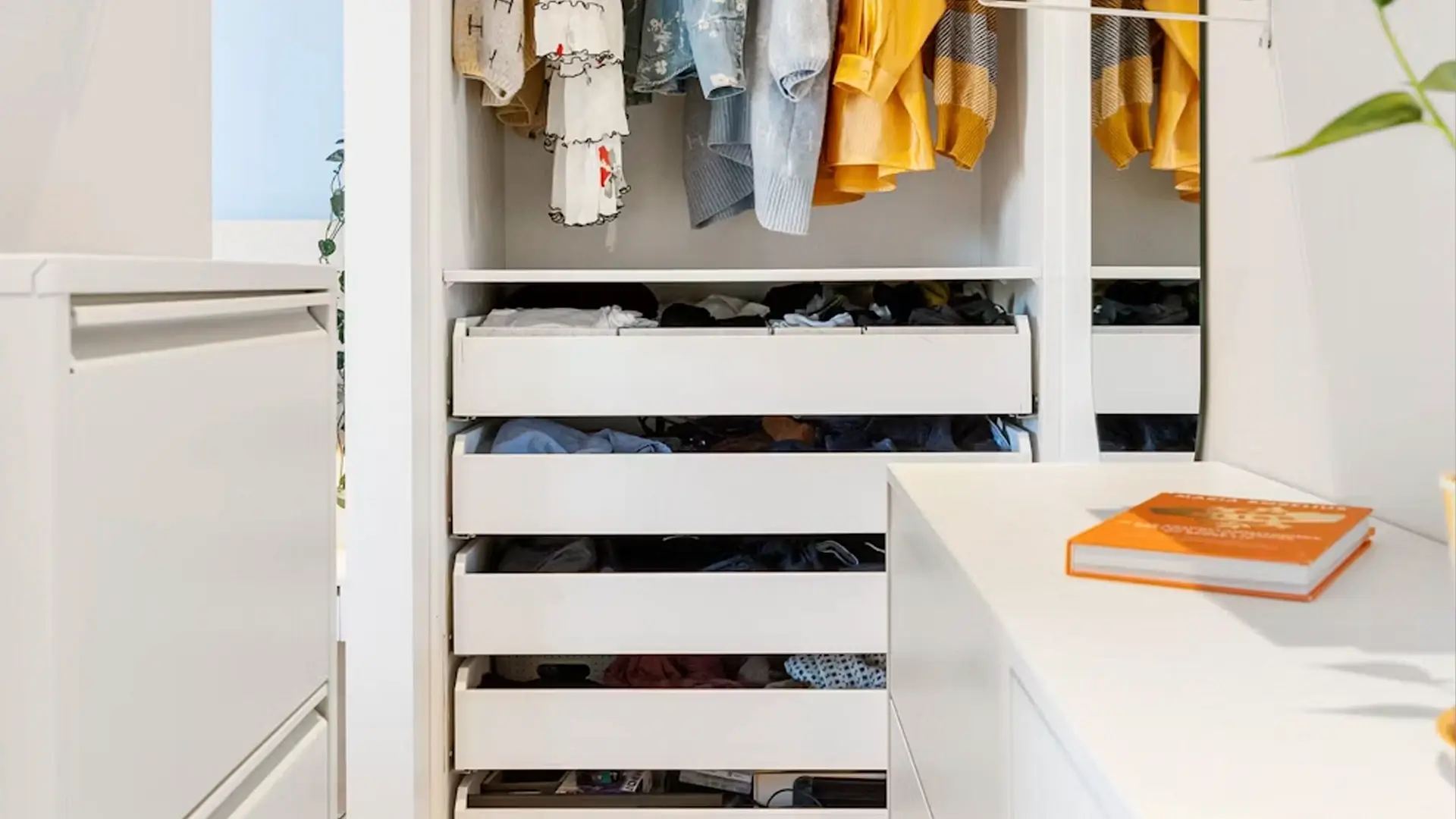 Cajones de closet a medida para organizar accesorios, ropa doblada y prendas pequeñas
