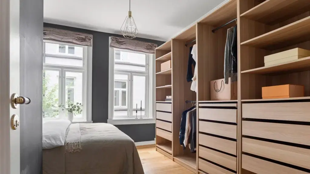 Closet a medida para dos personas con diseño funcional, almacenamiento y zonas personalizadas