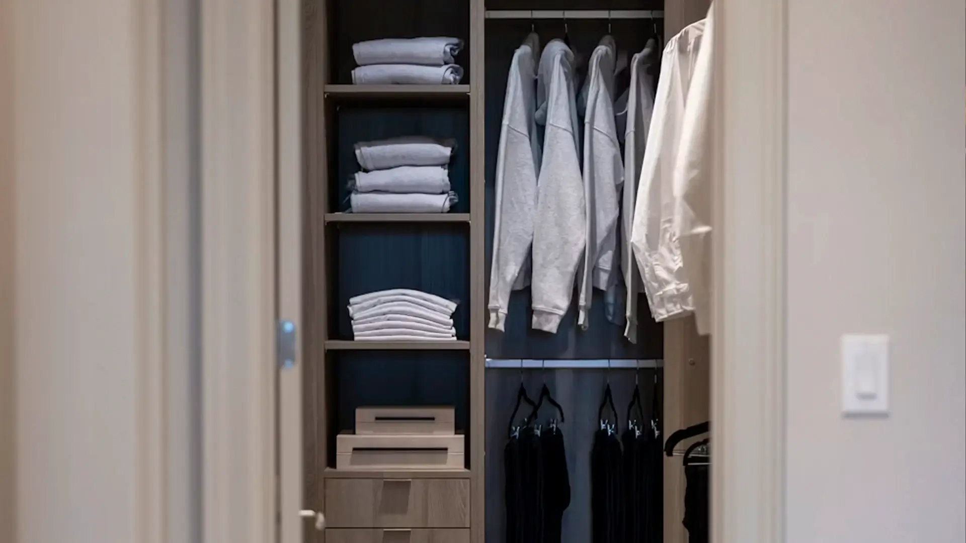 Closet compartido con ropa visible para organizar prendas de uso diario