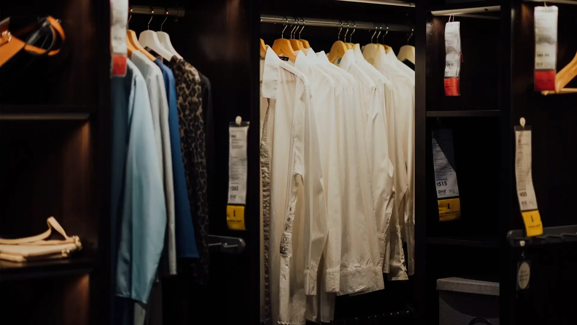 Closet para dos personas con distribución funcional, zonas separadas y almacenamiento organizado