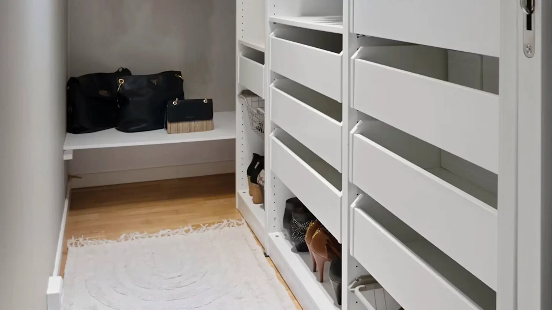 Zapatero en closet para dos personas con almacenamiento organizado para calzado