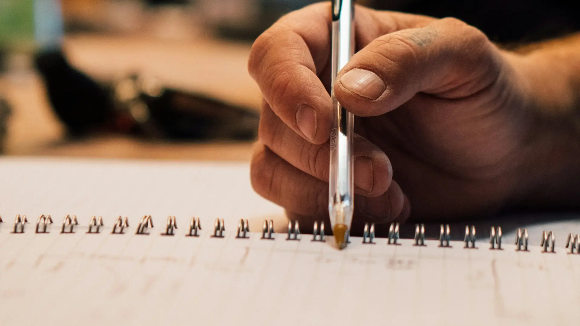 Persona registrando información necesaria para solicitar una cotización