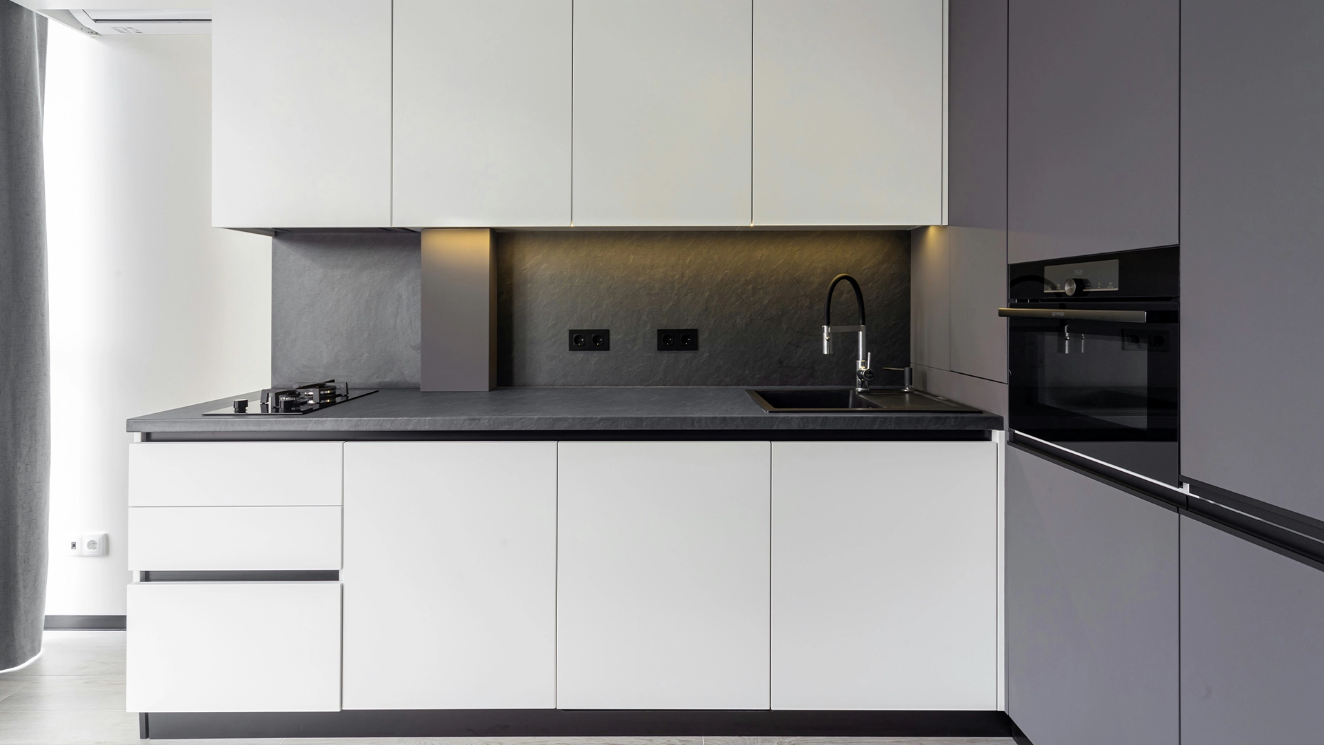 Cocina en L con dos frentes perpendiculares y muebles blancos