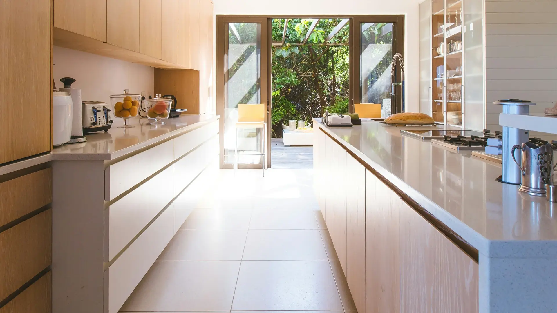 Cocina en paralelo con dos frentes y un pasillo central