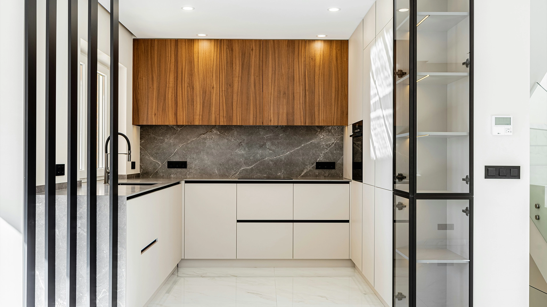 Cocina en U con mobiliario y superficies de trabajo en tres lados
