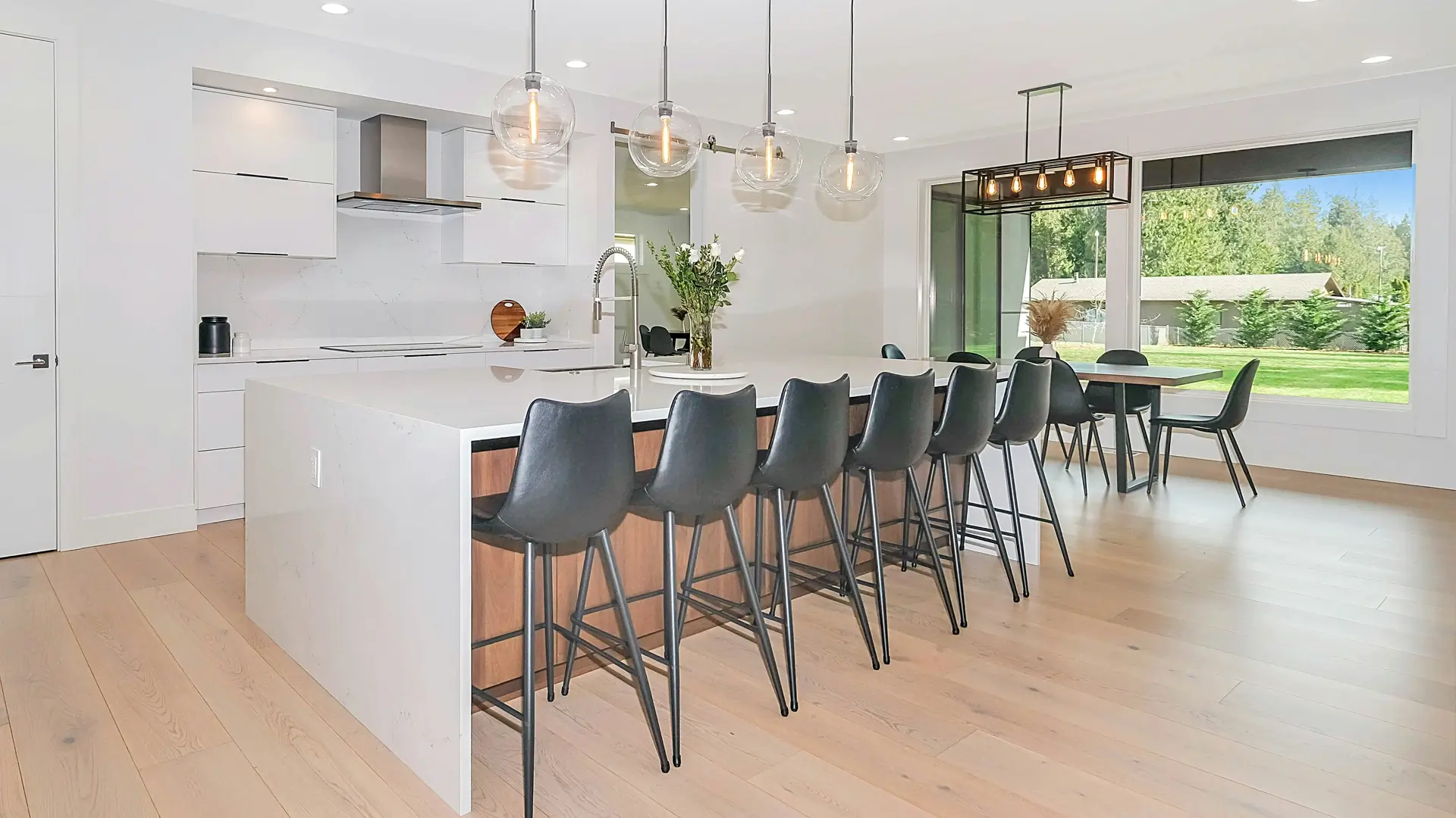 Cocina terminada con gabinetes blancos y distribución conservada