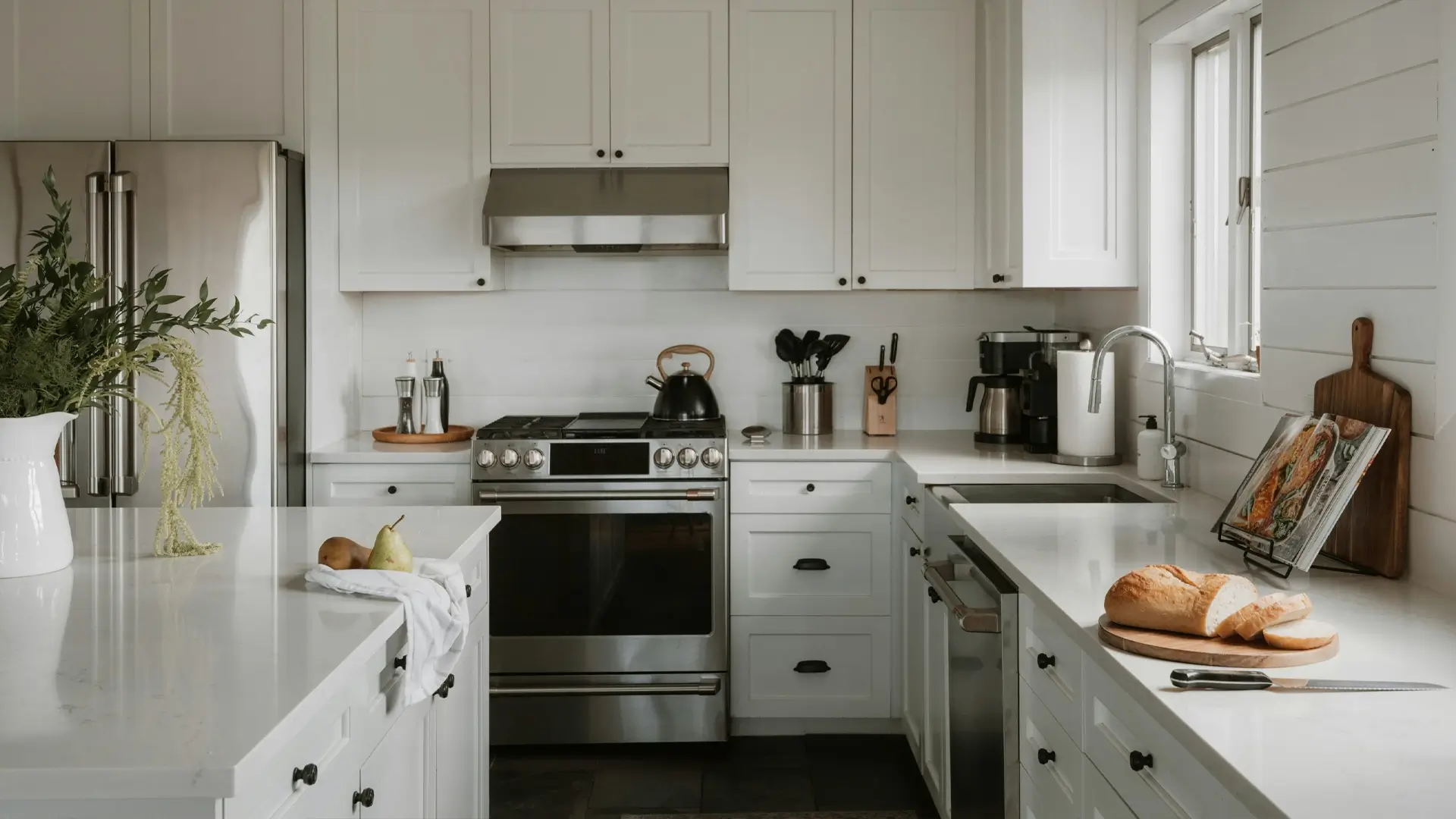 Vista amplia de una cocina con gabinetes, estufa, fregadero y ventana
