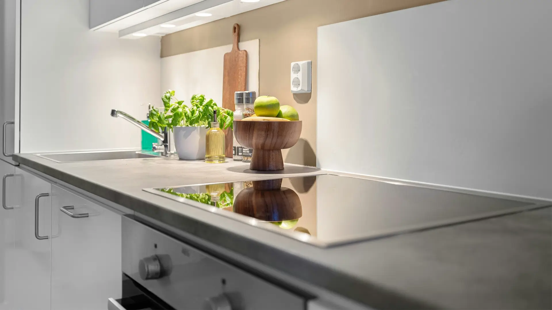 Estufa y horno instalados entre cubiertas de cocina