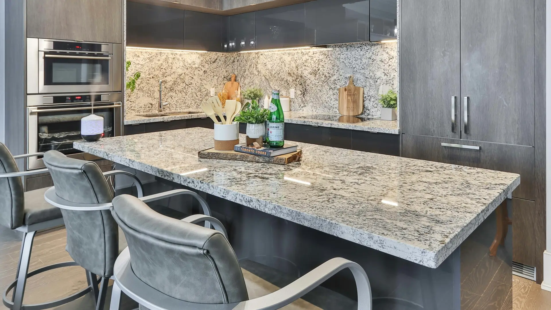 Cocina moderna con cubierta de granito y electrodomésticos de acero inoxidable