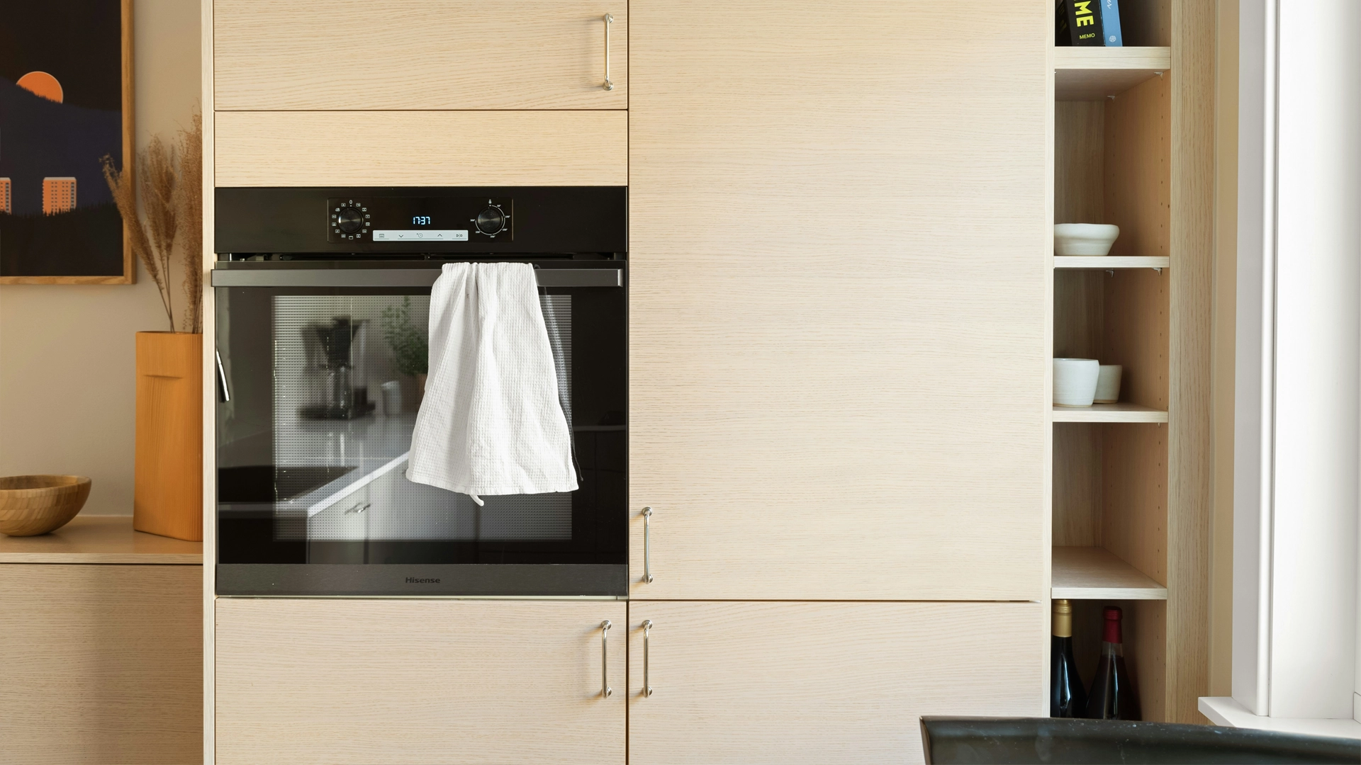 Columna de cocina diseñada para integrar horno y microondas con el mobiliario