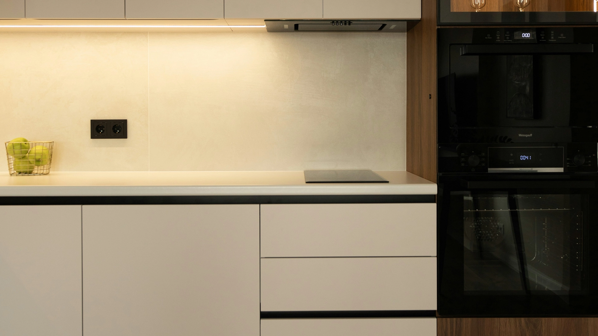 Distribución de cocina moderna con electrodomésticos integrados y espacio de circulación