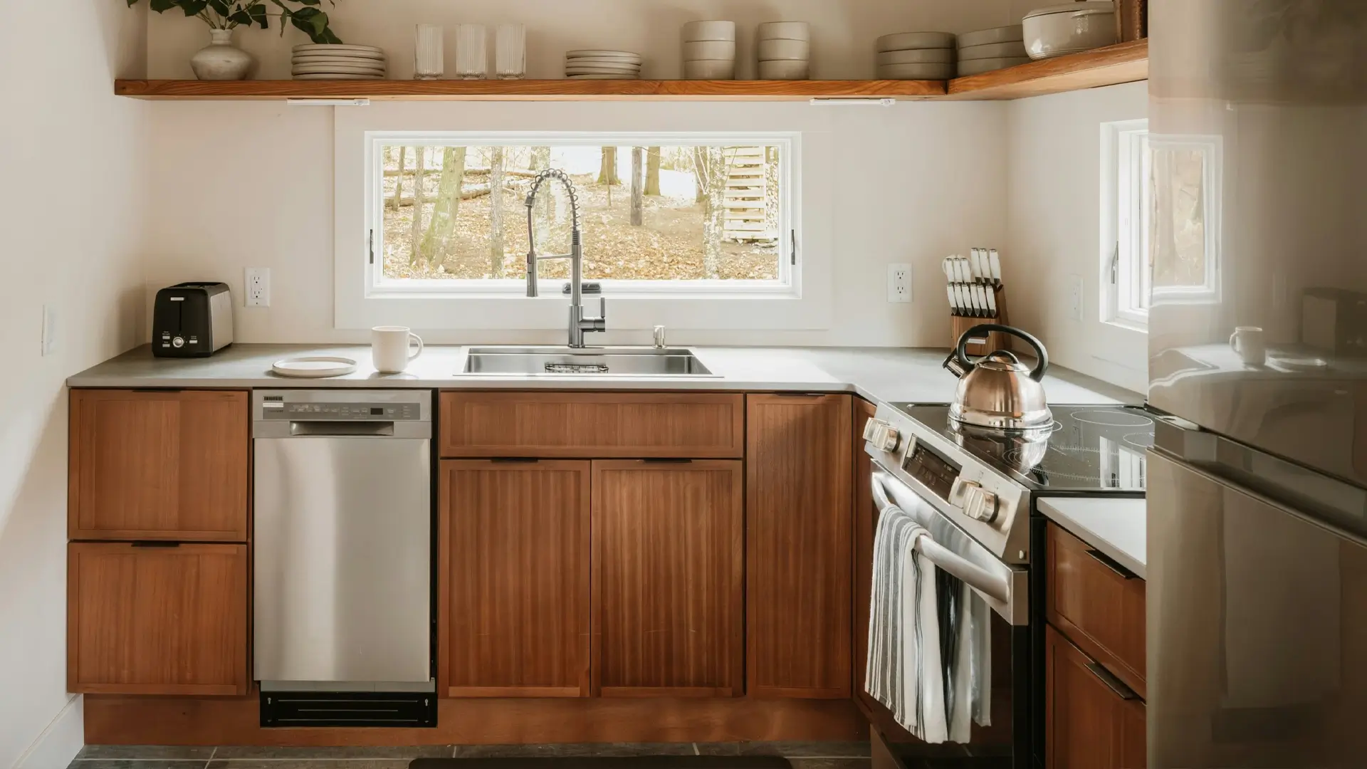 Cocina con refrigerador, estufa, tarja y lavavajillas instalados