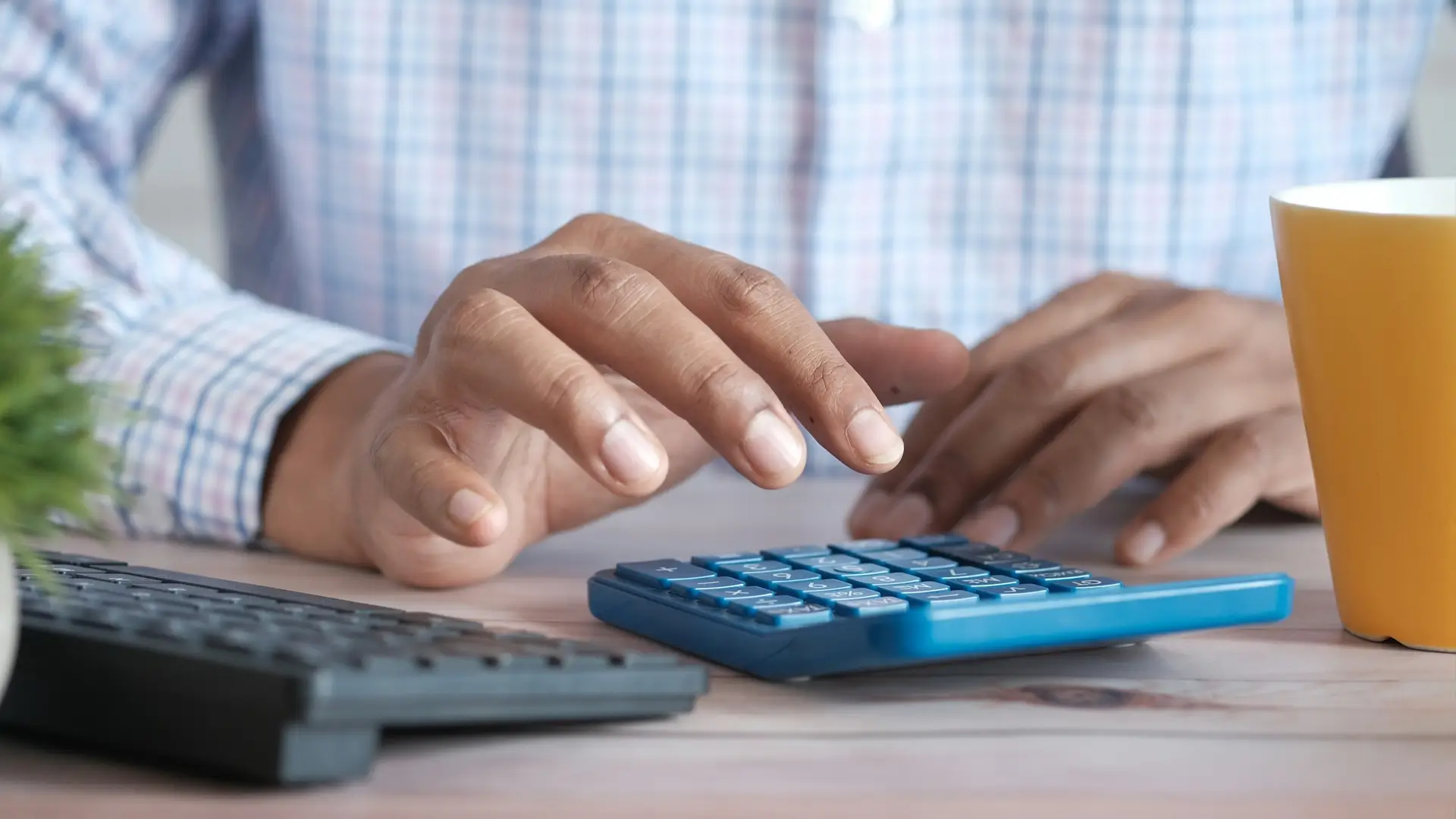 Calculadora y documentos utilizados para preparar una cotización