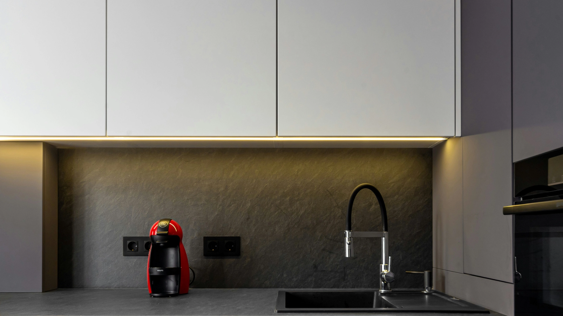 Frentes de cocina modernos con acabado uniforme alrededor del fregadero