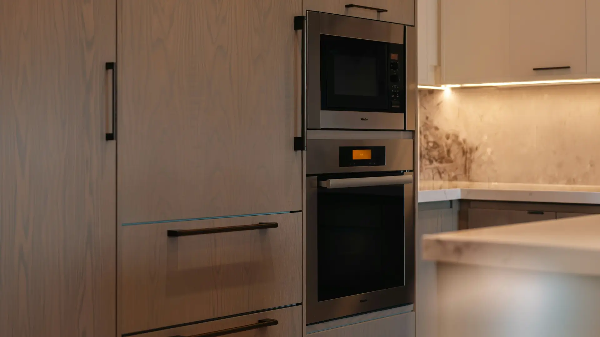 Horno y microondas empotrados dentro de módulos de cocina